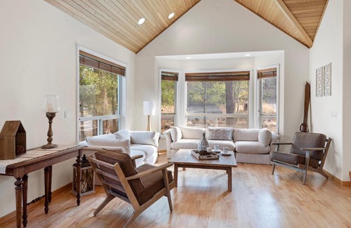 Redmond House | Sun Haven: Family-Friendly Retreat with Pool & Breakfast