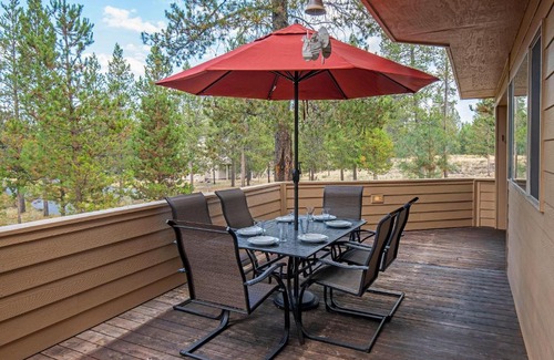 Redmond House | Sun Haven: Family-Friendly Retreat with Pool & Breakfast