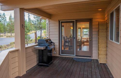Redmond House | Sun Haven: Family-Friendly Retreat with Pool & Breakfast