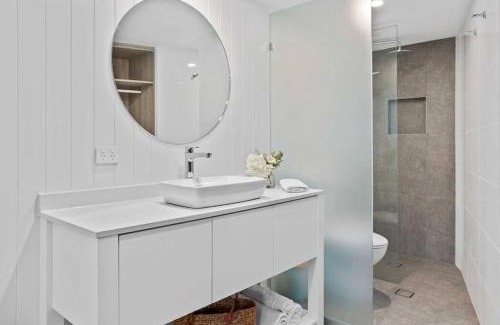 Gold Coast Apartment | Tranquil Retreat: Mediterranean Vibes in Burleigh