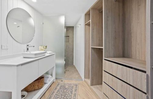 Gold Coast Apartment | Tranquil Retreat: Mediterranean Vibes in Burleigh