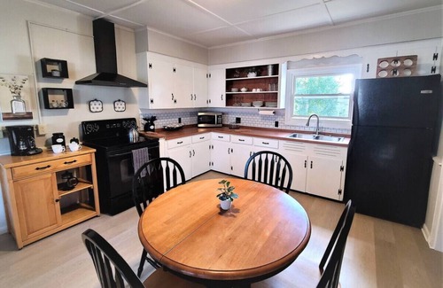 Waterville Apartment | Tranquil Getaway - Apartment with Inviting 3-Season Room