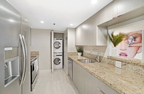 Downtown Miami Condo | Sun-Kissed Condo with Ocean Views & Top Amenities Await