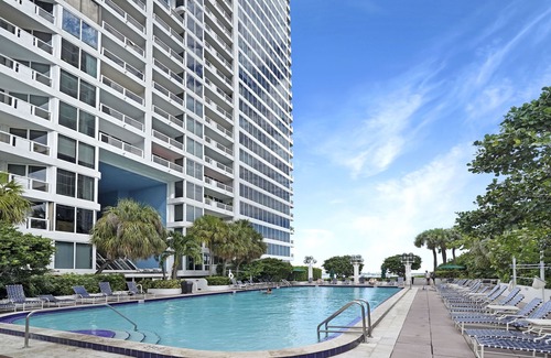 Downtown Miami Condo | Sun-Kissed Condo with Ocean Views & Top Amenities Await