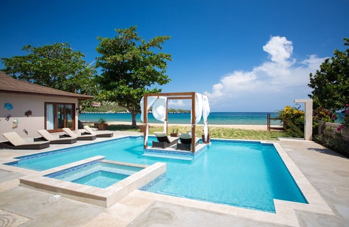Rio Bueno Villa | Sun Kissed Villa: Oceanfront 6-Bedroom Getaway for Families