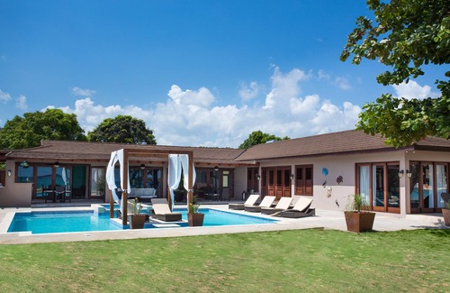 Rio Bueno Villa | Sun Kissed Villa: Oceanfront 6-Bedroom Getaway for Families