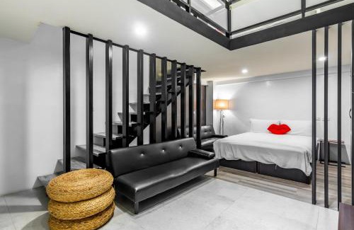 Yuchi House | Cozy Sun Moon Tea B&B: Family-Friendly with Breakfast Included
