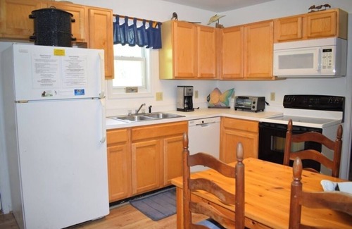 Chincoteague House | Unwind at Sun n' Fun - Pool Access & Boat Docking!