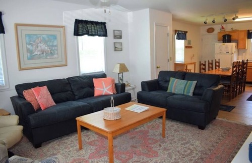 Chincoteague House | Unwind at Sun n' Fun - Pool Access & Boat Docking!