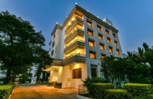 Shirdi Hotel | Elegant Sun-n-Sand Suites in Shirdi with Pool & Spa