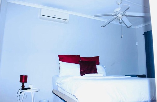 Empangeni House | Relaxing Retreat at Sun & Night with Pool Access