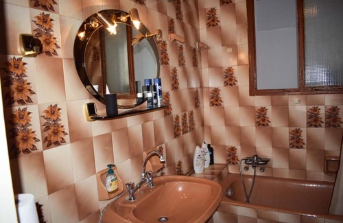 Loutraki-Agioi Theodoroi Apartment | Pet-Friendly Sun Oasis: Rated 9/10 for Family Getaways
