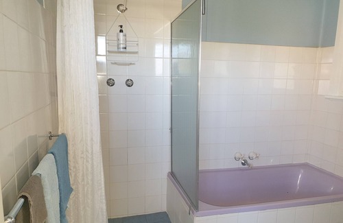 Maitland Cottage | Relax at Sun on the Stubble - Rural Retreat with Spa Access