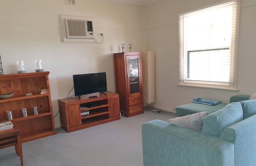Maitland Cottage | Relax at Sun on the Stubble - Rural Retreat with Spa Access
