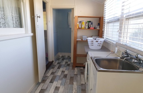 Maitland Cottage | Relax at Sun on the Stubble - Rural Retreat with Spa Access