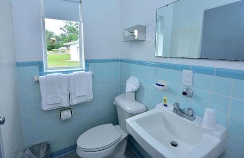 Silver Springs Hotel | Cozy Retreat at Sun Plaza Motel with Spa & Breakfast