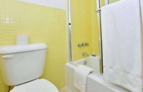 Silver Springs Hotel | Cozy Retreat at Sun Plaza Motel with Spa & Breakfast