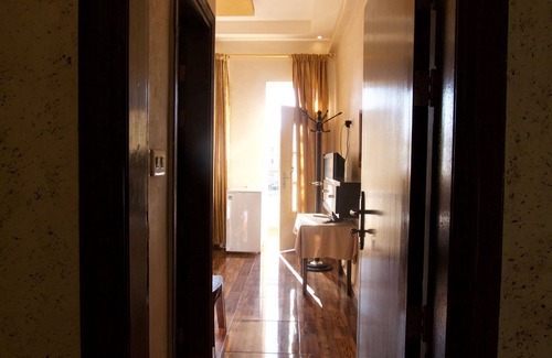 Jabal Al-Hussein Hotel | Relax at Sun Rise Hotel with Restaurant & Family Amenities