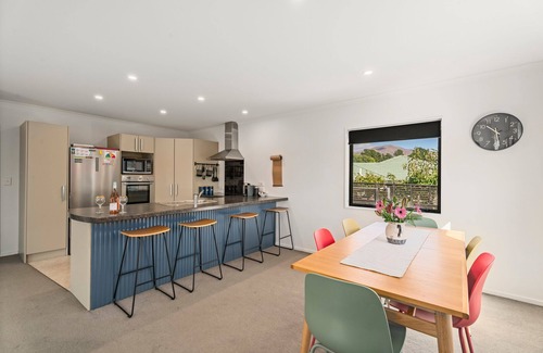 Lowburn House | Sunny Retreat - Cromwell Holiday Home with Pet-Friendly Perks