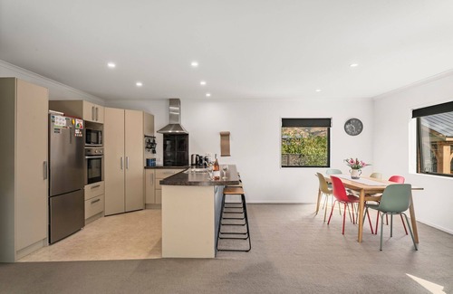 Lowburn House | Sunny Retreat - Cromwell Holiday Home with Pet-Friendly Perks