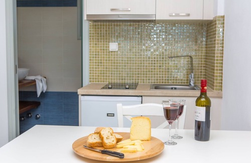 Naxos Bed & Breakfast | Inviting Sun Suites - Enjoy Poolside Relaxation
