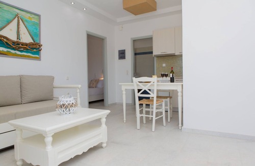 Naxos Bed & Breakfast | Inviting Sun Suites - Enjoy Poolside Relaxation
