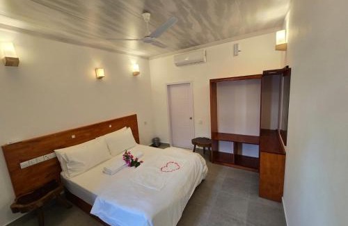 Thulusdhoo Island House | Cozy Sun & Surf: Oceanfront Stay with Breakfast Included