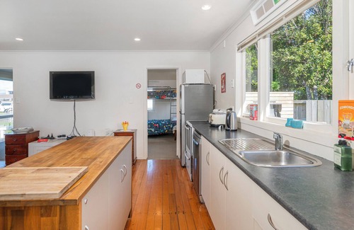 Whitianga Cottage | Pet-Friendly Retreat at Sunbathe Bach - Whitianga