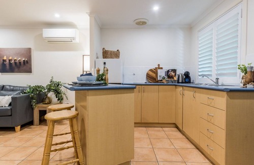 Agnes Water Villa | Relaxing Sunbird Garden Villa with Spa & Pet-Friendly Stay