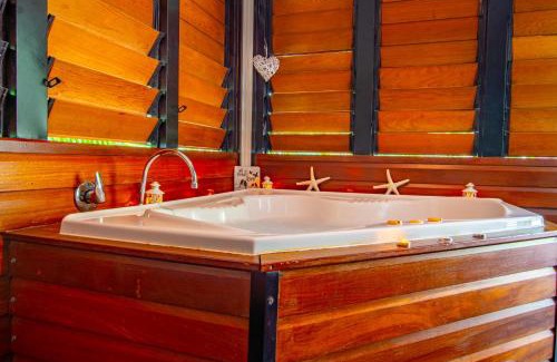 Agnes Water Villa | Relax at Sunbird Gardens: Pet-Friendly Ocean View Oasis