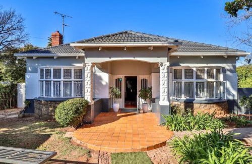Greater Johannesburg Metropolitan Area Bed & Breakfast | Welcoming Sunbury Bed and Breakfast with Pool & Kitchen Access