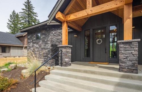 Cle Elum House | Relax at Suncadia: 7 Bedroom Home with Hot Tub & Golf Views