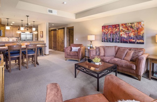 Cle Elum Condo | Golf View Condo with Pool, Spa & Hot Tub - 10/10 Rated