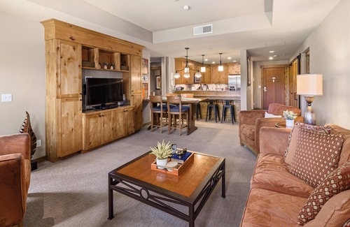 Cle Elum Condo | Golf View Condo with Pool, Spa & Hot Tub - 10/10 Rated