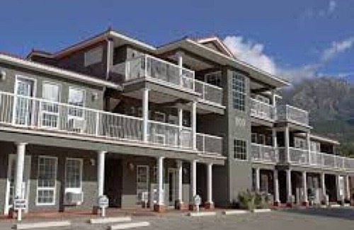 East Kootenay Condo | Relax at Sunchaser Riverside Villas with Pool and Kitchen