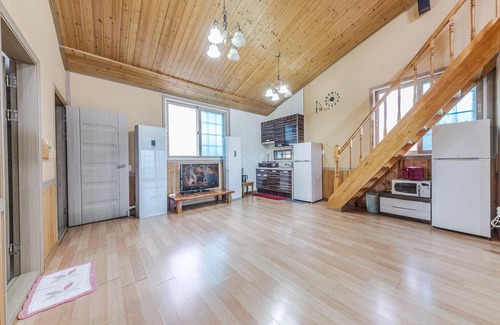 Tarimok House | Family-Friendly Suncheonman Muhan Dojan Pension with Kitchen