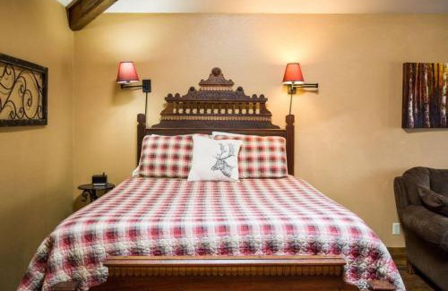Estes Park House | Cozy Sundance Suite with Fireplace - Pet Friendly Retreat