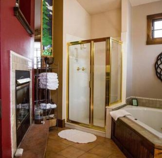 Estes Park House | Cozy Sundance Suite with Fireplace - Pet Friendly Retreat