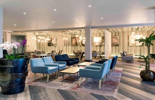 Adamsdown Apartment | Sunday Cardiff Holland House & Spa Queen Rm & view