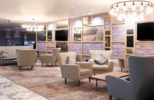 Adamsdown Apartment | Sunday Cardiff Holland House & Spa Queen Rm & view