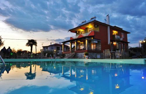 Gerakini Apartment | Idyllic Sunday Resort: Oceanfront, Pool & Family-Friendly