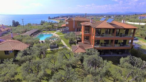 Gerakini Apartment | Idyllic Sunday Resort: Oceanfront, Pool & Family-Friendly
