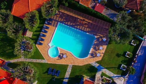 Gerakini Apartment | Idyllic Sunday Resort: Oceanfront, Pool & Family-Friendly
