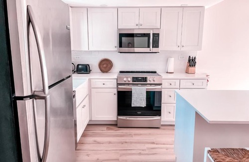 Seven Mile Beach Apartment | Indulge at Sundaze Cayman: Ocean Views & Family Fun!