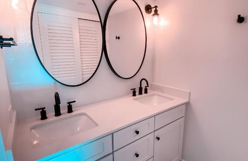 Seven Mile Beach Apartment | Indulge at Sundaze Cayman: Ocean Views & Family Fun!