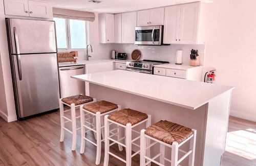 Seven Mile Beach Apartment | Indulge at Sundaze Cayman: Ocean Views & Family Fun!