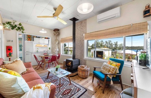 Erowal Bay Cottage | Cozy Sundaze Shack: Pet Friendly with Lake Views