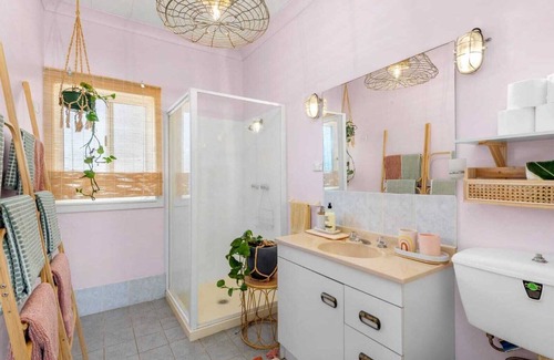 Erowal Bay Cottage | Cozy Sundaze Shack: Pet Friendly with Lake Views
