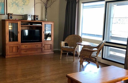 Little Wobby Cabin | Waterfront SUNDECK LODGE with Ocean View & Pet Friendly