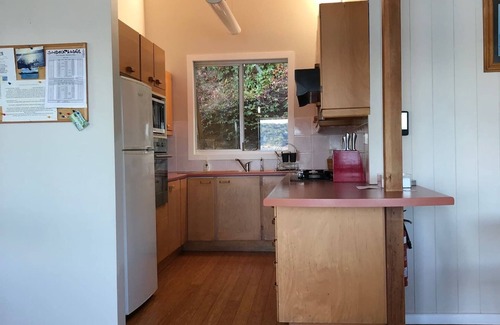 Little Wobby Cabin | Waterfront SUNDECK LODGE with Ocean View & Pet Friendly